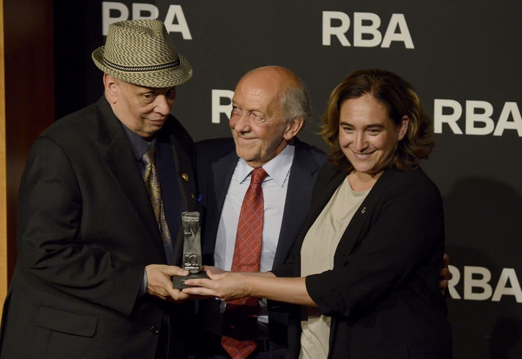 Walter Mosley recibe el premio de Ricardo Rodrigo y Ada Colau