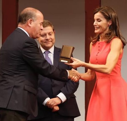 La Reina entrega al alcalde de Antequera el Premio Ciudad Accesible 2018. Foto de Manuel Barón con la Reina Doña Letizia.