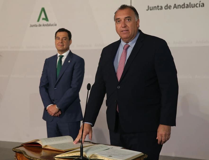 Arturo Bernal, el Consejero anticatalán de Juanma Moreno jurando el cargo. Foto con el Presidente de la Junta