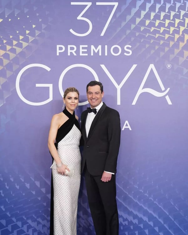 Manuela Villena deslumbra en los Goya. En la foto con su marido Juanma Moreno.