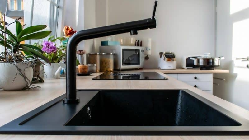 ¿Cómo elegir fregadero de cocina adecuado? Materiales, ventajas y cuándo usar cada uno