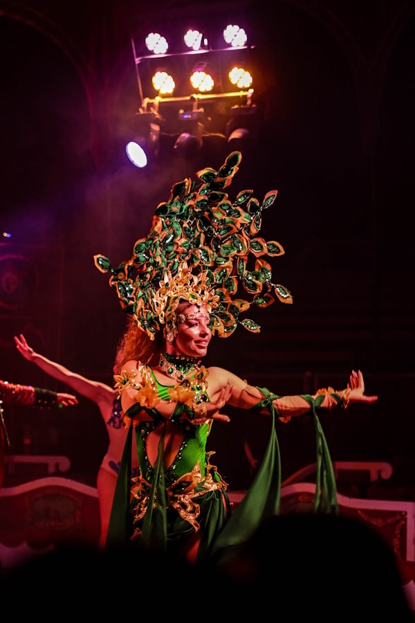 El Raluy presentará en Lleida su espectáculo Terra. Artista del Raluy con los trajes de Terra.