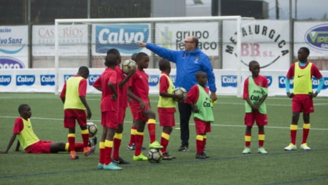 El entrenador catalán Toni Cortés regresa a Barcelona tras 13 años liderando la dirección técnica de la Academia de Fútbol de Angola